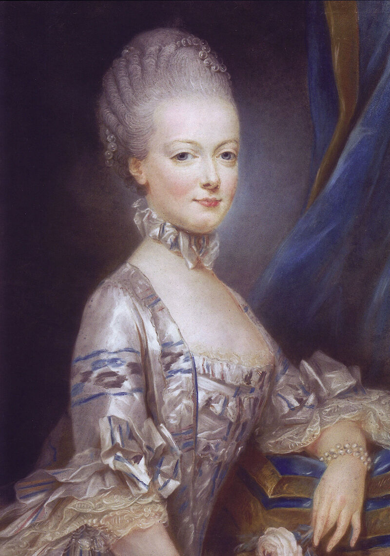 Portrait of Marie Antoinette scale comparison