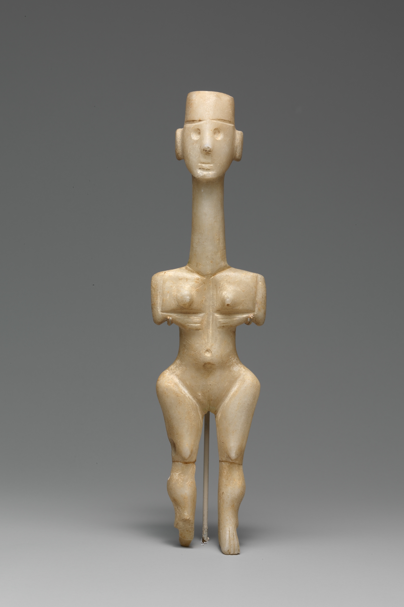 Early Cycladic female figure, zoomed in