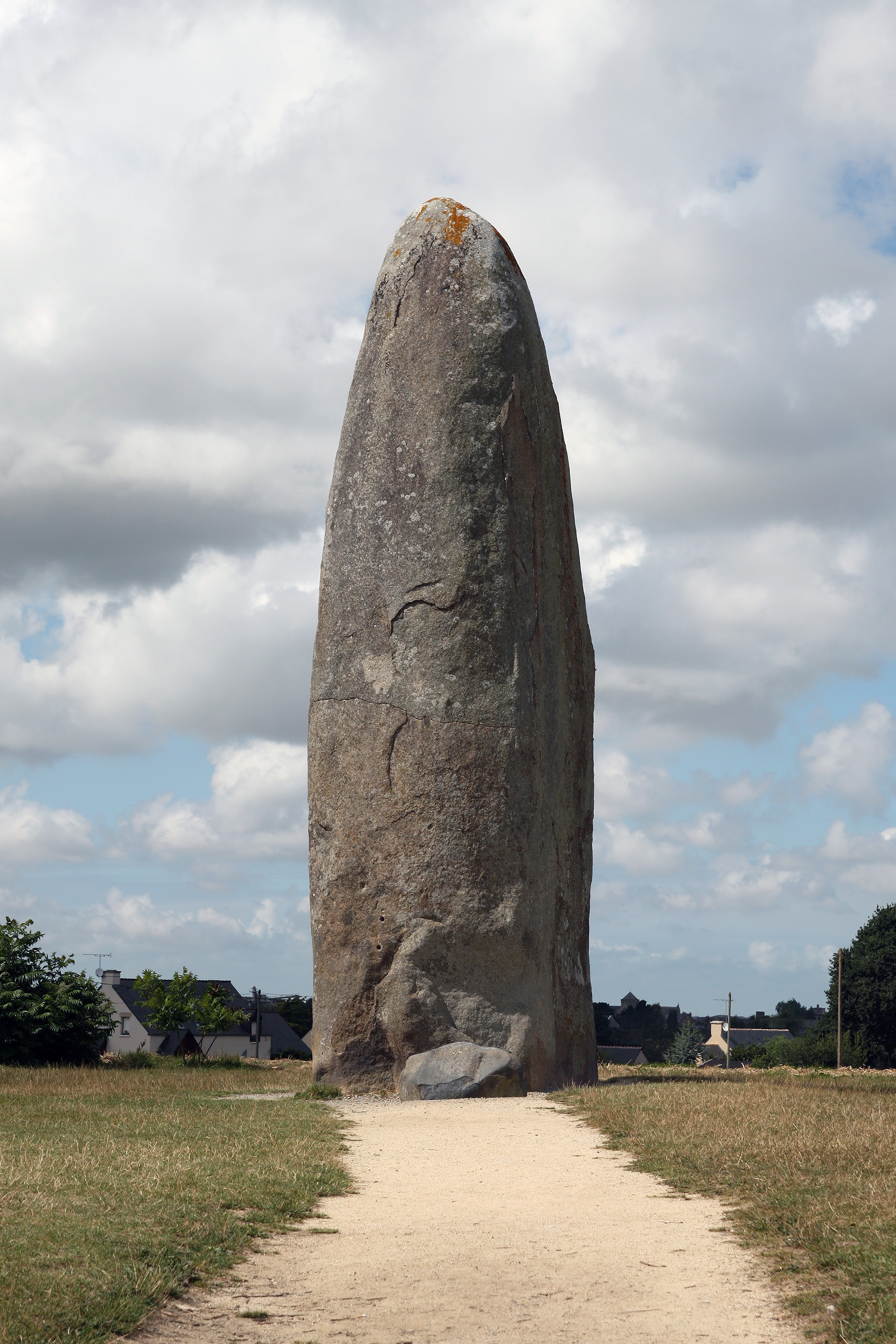 Menhir de Champ-Dolent, zoomed in