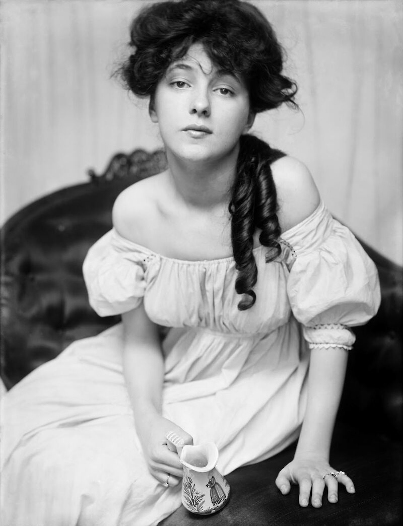 Portrait of Evelyn Nesbit scale comparison