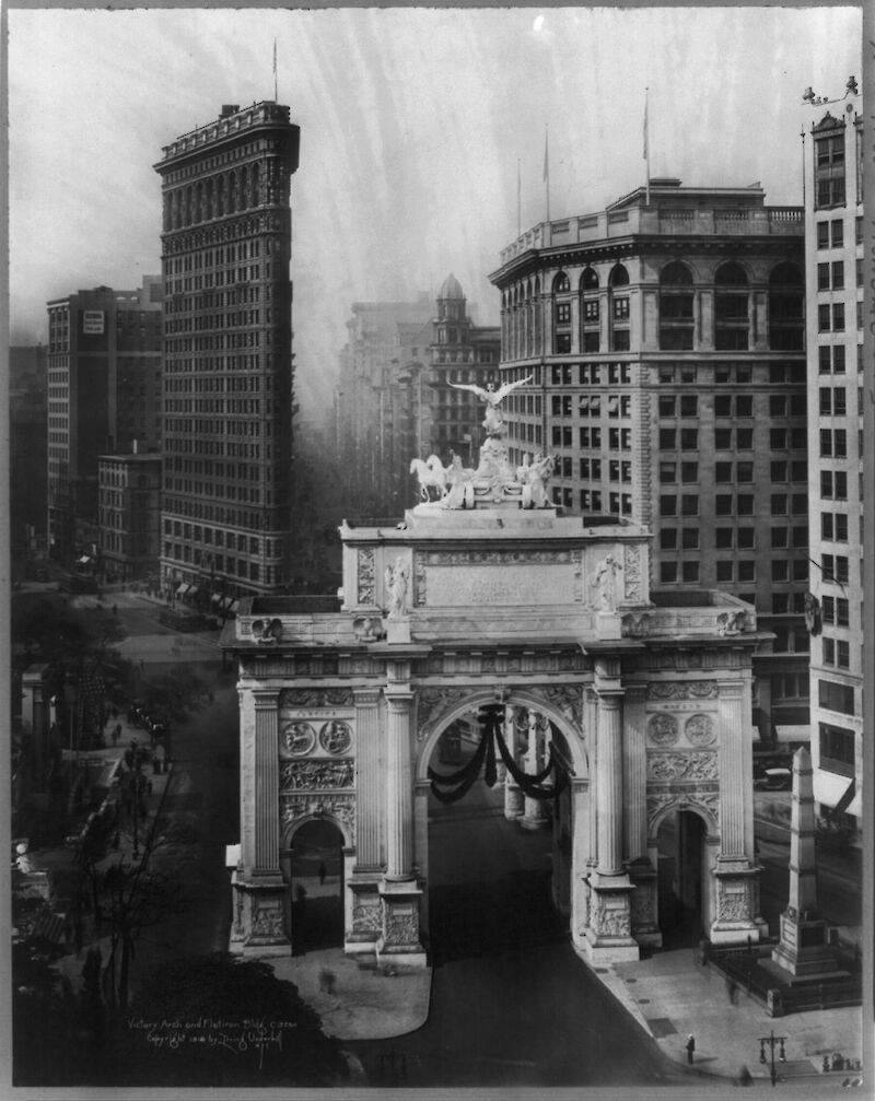 Victory Arch and Flatiron Bldg scale comparison