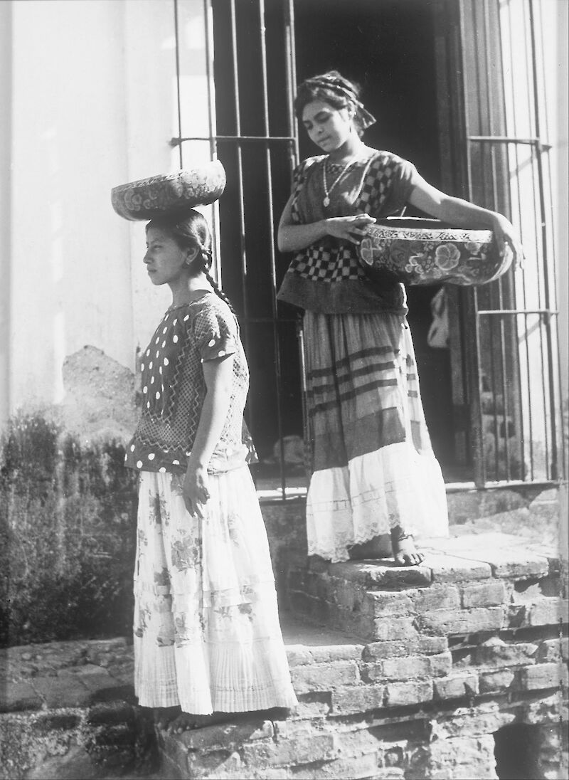 Two Women from Tehuantepec with jicalpextle scale comparison