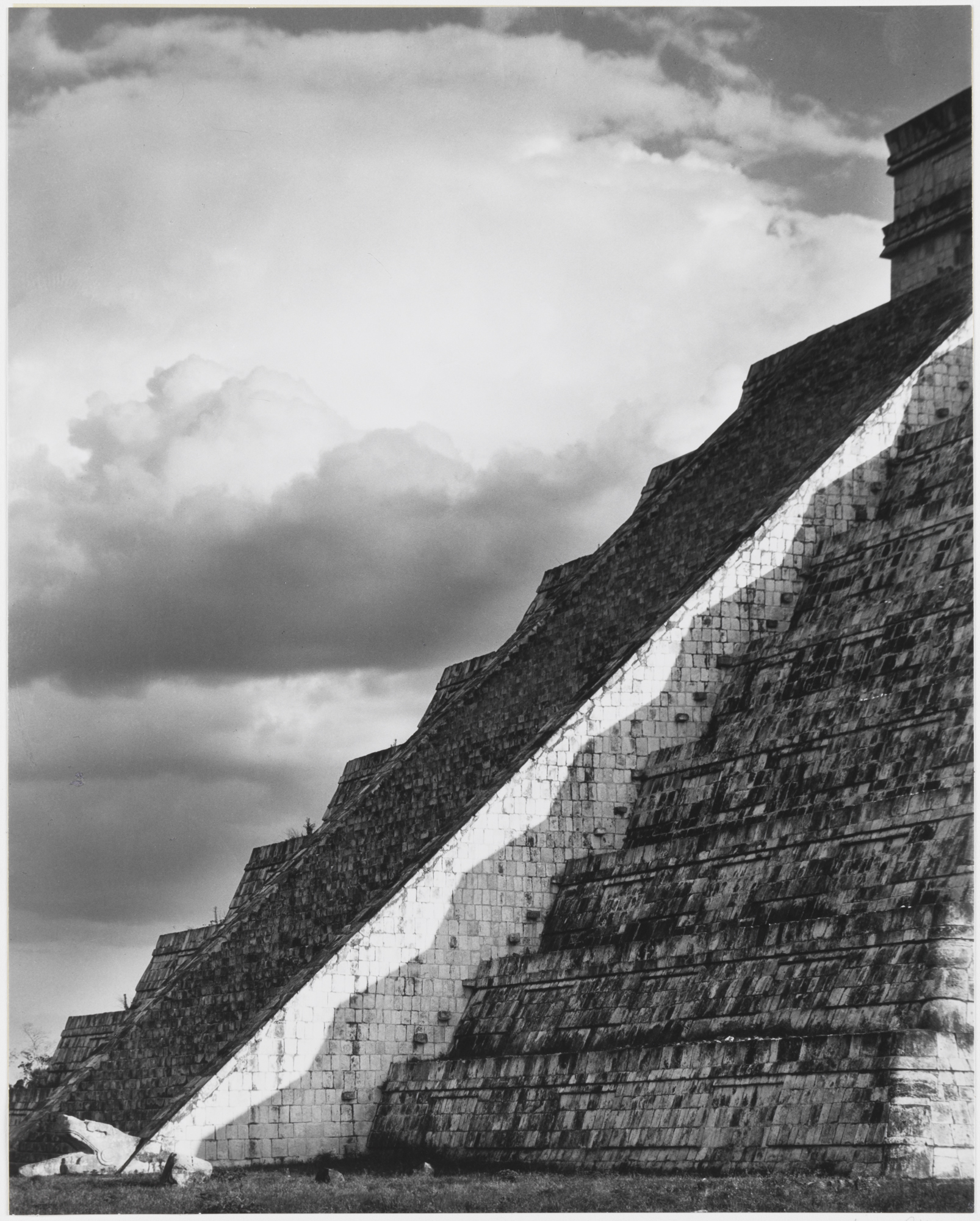 Stairway, Temple of Kukulcán, Chichén Itzá, zoomed in